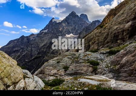 Paesaggio alpino roccioso con Mont Pelvoux e i suoi ghiacciai sullo sfondo. Foto Stock