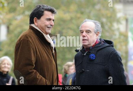 Il ministro francese del Commercio estero, Pierre Lellouche, e il ministro della Cultura e della comunicazione Frederic Mitterrand, parlano presso la statua di Georges Clemenceau a Parigi, in Francia, il 11 novembre 2011, nell'ambito delle cerimonie del giorno dell'Armistizio, che celebrano il 93° anniversario della fine della prima guerra mondiale, il 11 novembre; 1918. Foto di Jacques Witt/piscina/ABACAPRESS.COM Foto Stock