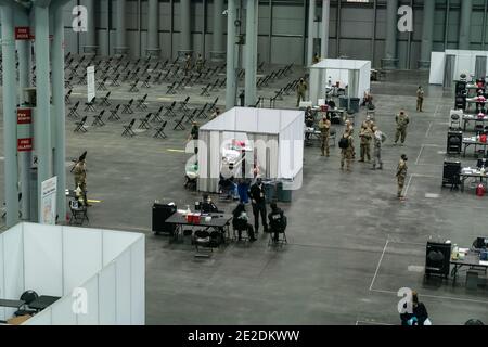 New York, Stati Uniti. 13 gennaio 2021. Vista generale dell'area di vaccinazione all'interno del Jacob Javits Center il giorno di apertura del sito di vaccinazione a New York il 13 gennaio 2021. All'interno dell'area sono stati allestite scrivanie per la somministrazione di vaccini, nonché alcuni baccelli per la vaccinazione privata di persone con disabilità e di coloro che ne avrebbero fatto richiesta. (Foto di Lev Radin/Sipa USA) Credit: Sipa USA/Alamy Live News Foto Stock