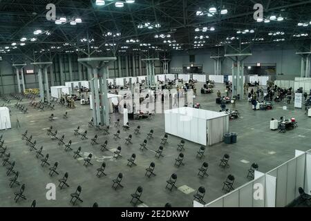 New York, Stati Uniti. 13 gennaio 2021. Vista generale dell'area di vaccinazione all'interno del Jacob Javits Center il giorno di apertura del sito di vaccinazione a New York il 13 gennaio 2021. All'interno dell'area sono stati allestite scrivanie per la somministrazione di vaccini, nonché alcuni baccelli per la vaccinazione privata di persone con disabilità e di coloro che ne avrebbero fatto richiesta. (Foto di Lev Radin/Sipa USA) Credit: Sipa USA/Alamy Live News Foto Stock