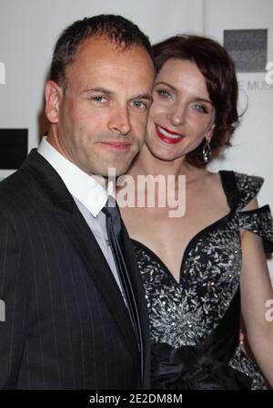 Jonny Lee Miller, Michele Hicks, il Museum of Contemporary Art Gala di Los Angeles, California, USA, il 12 novembre 2011. (Nella foto: Jonny Lee Miller, Michele Hicks). Foto di Baxter/ABACAPRESS.COM Foto Stock