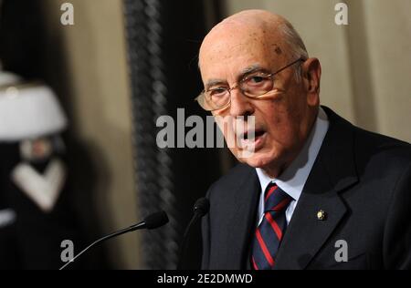Il Presidente italiano Giorgio Napolitano parla alla stampa dopo aver nominato il nuovo primo Ministro Mario Monti al Quirinale, il palazzo presidenziale, a Roma, Italia, il 13 novembre 2011 . Foto di Eric Vandeville/ABACAPRESS.COM Foto Stock