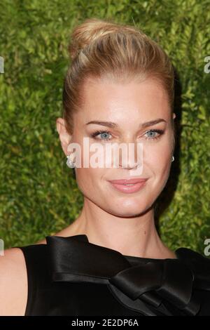 Rebecca Romijn partecipa all'ottavo premio annuale CFDA/Vogue Fashion Fund al Skylight SoHo di New York, NY, USA il 14 novembre 2011. Foto di Elizabeth Pantaleo/ABACAPRESS.COM Foto Stock