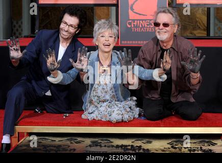 I membri del cast Rita Moreno, George Chakiris e Russ Tamblyn partecipano alla cerimonia della mano e dell'impronta della West Side Story presso il Grauman's Chinese Theatre in onore della West Side Story: Uscita Blu-ray della 50esima edizione anniversario. Los Angeles, California, USA, 15 novembre 2011. Foto di Lionel Hahn/ABACAPRESS.COM Foto Stock