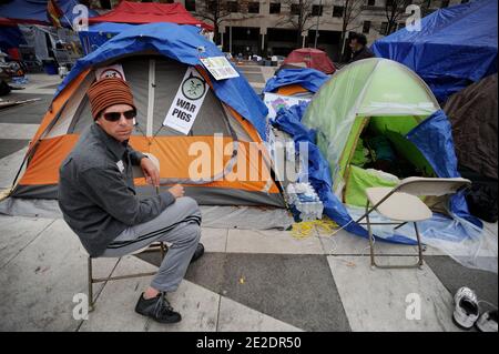 Gli attivisti di Occupy Wall Street continuano l'occupazione di Freedom Plazza nella capitale della nazione dopo che la polizia ha rimosso i manifestanti nella città di New York all'inizio della mattina. Washington, DC, USA, 15 novembre 2011. Foto di Olivier Douliery/ABACAPRESS.COM Foto Stock