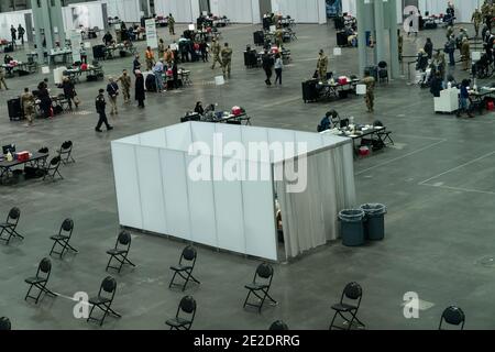 New York, NY - 13 gennaio 2021: Vista generale dell'area di vaccinazione all'interno del Jacob Javits Center il giorno di apertura del sito di vaccinazione Foto Stock