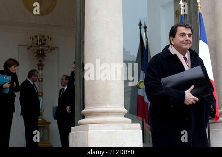 Il Ministro francese per il Commercio estero, Pierre Lellouche, il 16 novembre 2011, lascia il consiglio dei gabelli settimanale al Palazzo Elysee di Parigi, in Francia. Foto di Stephane Lemouton/ABACAPRESS.COM Foto Stock