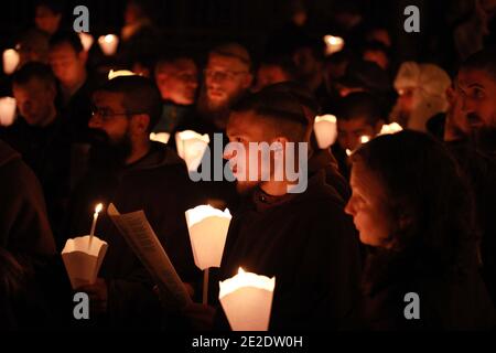 Alcuni monaci benedettini (della regione di Gers, vicino a Tolosa) prendono parte con alcune centinaia di fondamentalisti cristiani in una manifestazione, vicino al teatro Garonne a Tolosa, Francia sud-occidentale, dove il gioco 'Golgota picnic', che giudicano blasfemo, è in esecuzione, il 16 novembre 2011.Foto di Manuel Blondau/ABACAPRESS.COM Foto Stock