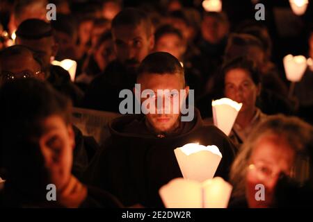 Alcuni monaci benedettini (della regione di Gers, vicino a Tolosa) prendono parte con alcune centinaia di fondamentalisti cristiani in una manifestazione, vicino al teatro Garonne a Tolosa, Francia sud-occidentale, dove il gioco 'Golgota picnic', che giudicano blasfemo, è in esecuzione, il 16 novembre 2011.Foto di Manuel Blondau/ABACAPRESS.COM Foto Stock