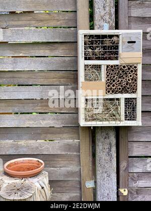 Immagine verticale di un hotel per insetti appesi a un giardino parete di legno Foto Stock