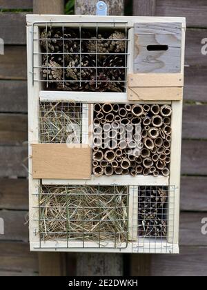 Immagine verticale di un hotel per insetti appesi a un giardino parete di legno Foto Stock
