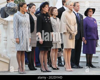 La principessa Stephanie di Monaco, la principessa Caroline di Hannover, la principessa Charlene di Monaco, Melanie de Massy, Anne Elisabeth de Massy e Christophe Levine frequentano una parata militare nel palazzo come parte delle cerimonie nazionali a Monaco il 19 novembre 2011. Foto di Franz Chavaroche/piscina/ABACAPRESS.COM Foto Stock