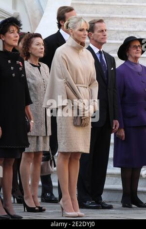 Principessa Caroline di Hannover, Anna Elisabetta de Massy, Principessa Charlene di Monaco, Christophe Levine partecipa a una sfilata militare nel palazzo come parte delle cerimonie del giorno nazionale a Monaco il 19 novembre 2011. Foto di Franz Chavaroche/piscina/ABACAPRESS.COM Foto Stock