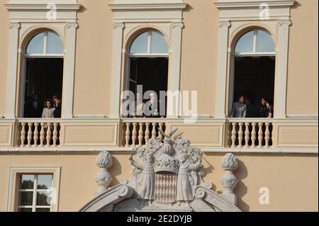 Principessa Charlene, S.A.S. il Principe Alberto II di Monaco e la famiglia frequentano, dal balcone del Palazzo, la cerimonia di rilascio standard e la sfilata militare sulla piazza del palazzo di Monaco, come parte delle cerimonie del giorno della Nazionale a Monaco il 19 novembre 2011. Foto di Christophe Guibbaud/ABACAPRESS.COM Foto Stock