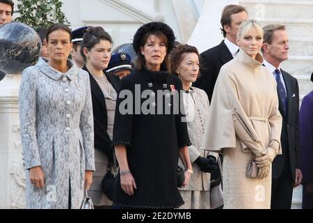 La principessa Stephanie di Monaco, la principessa Caroline di Hannover, la principessa Charlene di Monaco, Melanie de Massy, Anne Elisabeth de Massy e Christophe Levine frequentano una parata militare nel palazzo come parte delle cerimonie nazionali a Monaco il 19 novembre 2011. Foto di Franz Chavaroche/piscina/ABACAPRESS.COM Foto Stock