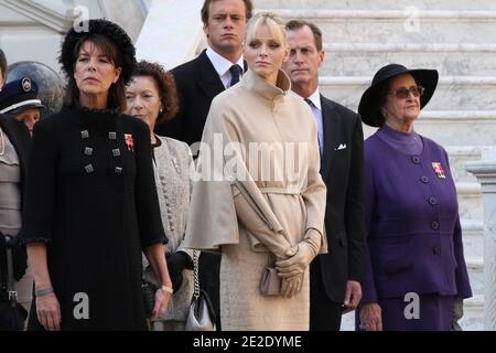 Principessa Caroline di Hannover, Principessa Charlene di Monaco, Anna Elisabetta di Massy e Cristoforo Levine frequentano una parata militare nel palazzo come parte delle cerimonie del giorno nazionale a Monaco il 19 novembre 2011. Foto di Franz Chavaroche/piscina/ABACAPRESS.COM Foto Stock