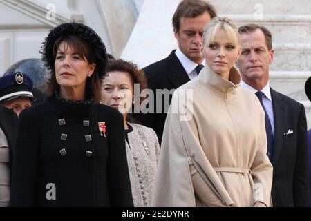 Principessa Caroline di Hannover, Principessa Charlene di Monaco, Anna Elisabetta di Massy e Cristoforo Levine frequentano una parata militare nel palazzo come parte delle cerimonie del giorno nazionale a Monaco il 19 novembre 2011. Foto di Franz Chavaroche/piscina/ABACAPRESS.COM Foto Stock