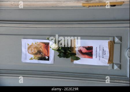 Des messages et des fleurs sont depons devant le domicile familiald'Agnes Marin a Paris, le 21 novembre 2011 , la collegienne de 13 ans, violee et assassinee le 16 novembre par un lyceen de son etablissement au Chambon-sur-Lignon. Foto Mousse/ABACAPRESS.COM Foto Stock