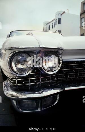 Cadillac coppia Deville 1960, dettaglio con fari, fotografata a San Francisco nel 1998 Foto Stock