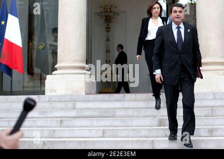 Il ministro francese del Commercio estero junior Pierre Lellouche e il ministro francese della Salute junior Nora Berra lasciano il consiglio di gabinetto settimanale al Palazzo Elysee a Parigi, in Francia, il 23 novembre 2011. Foto di Stephane Lemouton/ABACAPRESS.COM Foto Stock