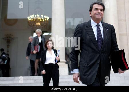 Il ministro francese del Commercio estero junior Pierre Lellouche e il ministro francese della Salute junior Nora Berra lasciano il consiglio di gabinetto settimanale al Palazzo Elysee a Parigi, in Francia, il 23 novembre 2011. Foto di Stephane Lemouton/ABACAPRESS.COM Foto Stock