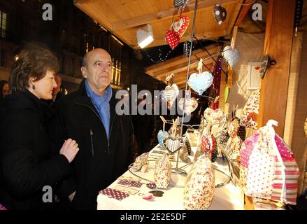 Il Ministro degli Affari Esteri francese e il Sindaco di Bordeaux Alain Juppe e sua moglie Isabelle visitano il mercato di Natale a Bordeaux, nella Francia sudoccidentale, il 25 novembre 2011. Foto di Patrick Bernard/ABACAPRESS.COM Foto Stock