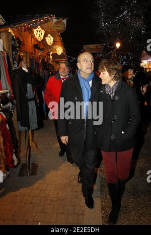 Il Ministro degli Affari Esteri francese e il Sindaco di Bordeaux Alain Juppe e sua moglie Isabelle visitano il mercato di Natale a Bordeaux, nella Francia sudoccidentale, il 25 novembre 2011. Foto di Patrick Bernard/ABACAPRESS.COM Foto Stock