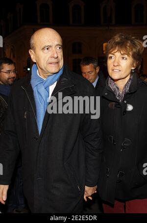 Il Ministro degli Affari Esteri francese e il Sindaco di Bordeaux Alain Juppe e sua moglie Isabelle visitano il mercato di Natale a Bordeaux, nella Francia sudoccidentale, il 25 novembre 2011. Foto di Patrick Bernard/ABACAPRESS.COM Foto Stock