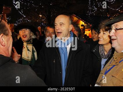 Il Ministro degli Affari Esteri francese e il Sindaco di Bordeaux Alain Juppe e sua moglie Isabelle visitano il mercato di Natale a Bordeaux, nella Francia sudoccidentale, il 25 novembre 2011. Foto di Patrick Bernard/ABACAPRESS.COM Foto Stock