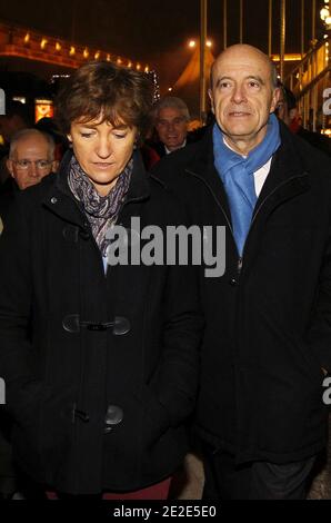 Il Ministro degli Affari Esteri francese e il Sindaco di Bordeaux Alain Juppe e sua moglie Isabelle visitano il mercato di Natale a Bordeaux, nella Francia sudoccidentale, il 25 novembre 2011. Foto di Patrick Bernard/ABACAPRESS.COM Foto Stock