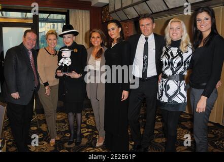 Genevieve de Fontenay si pone con Miss France 1968 Christiane Lilio, Miss Prestige National 2011 Barbara Morel, Sud Finances l'amministratore delegato di Conseil Olivier Taboue, Josiane Valette alla presentazione della "Prestige National 2012" all'Hotel Arc de Triomphe Hilton di Parigi, Francia, il 26 novembre 2011. Foto di Alban Wyters/ABACAPRESS.COM Foto Stock