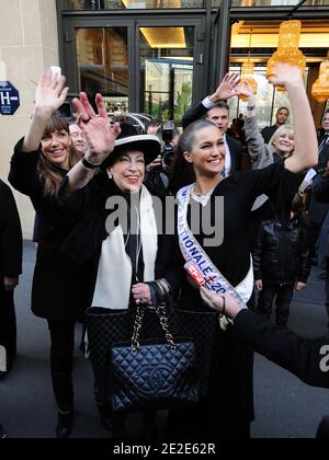 (L-R) Miss France 1968 Christiane Lilio, Genevieve de Fontenay, Miss Prestige National 2011 Barbara Morel e Josiane Valette alla presentazione della "Prestige National 2012" all'Hotel Arc de Triomphe Hilton" a Parigi, Francia, il 26 novembre 2011. Foto di Alban Wyters/ABACAPRESS.COM Foto Stock