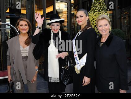 (L-R) Miss France 1968 Christiane Lilio, Genevieve de Fontenay, Miss Prestige National 2011 Barbara Morel e Josiane Valette alla presentazione della "Prestige National 2012" all'Hotel Arc de Triomphe Hilton" a Parigi, Francia, il 26 novembre 2011. Foto di Alban Wyters/ABACAPRESS.COM Foto Stock