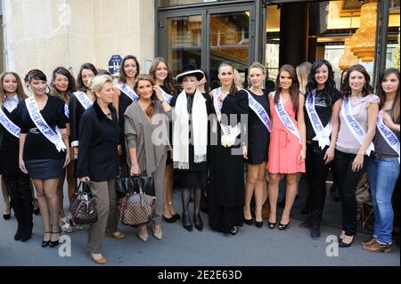 (Front, L-R) Josiane Valette, Miss France 1968 Christiane Lilio, Genevieve de Fontenay e Miss Prestige National 2011 Barbara Morel pongono con le miss regionali alla presentazione del concorso 'Miss Prestige National 2012' all'Hotel Arc de Triomphe Hilton a Parigi, Francia, il 26 novembre 2011. Foto di Alban Wyters/ABACAPRESS.COM Foto Stock