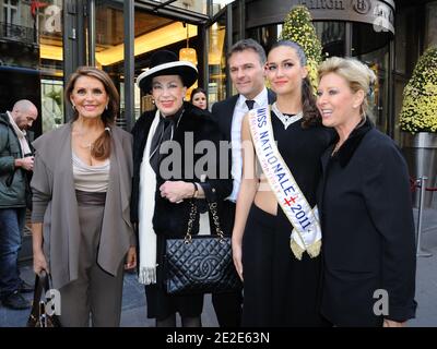 (L-R) Miss France 1968 Christiane Lilio, Genevieve de Fontenay, Sud Finances Conseil CEO Olivier Taboue, Miss Prestige National 2011 Barbara Morel e Josiane Valette alla presentazione della "Prestige National 2012" all'Hotel Arc de Triomphe Hilton" a Parigi, Francia, il 26 novembre 2011. Foto di Alban Wyters/ABACAPRESS.COM Foto Stock