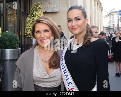 Miss France 1968 Christiane Lilio (L) e Miss Prestige National 2011 Barbara Morel alla presentazione della "Prestige National 2012" all'Hotel Arc de Triomphe Hilton" di Parigi, Francia, il 26 novembre 2011. Foto di Alban Wyters/ABACAPRESS.COM Foto Stock