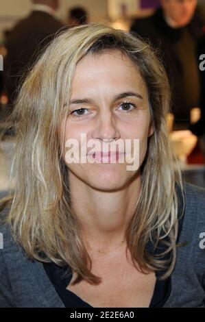 Delphine de Vigan firma copie del suo libro durante l'evento "radio France Fete le Livre" tenutosi alla Maison de la radio a Parigi, Francia, il 26 novembre 2011. Foto di Nicolas Briquet/ABACAPRESS.COM Foto Stock