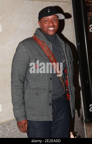 Javier Colon frequenta il Rockefeller Center 2011 per l'illuminazione degli alberi di Natale a New York City, New York, USA il 30 novembre 2011. Foto di: Elizabeth Pantaleo/ABACAPRESS.COM Foto Stock