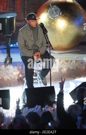 Javier Colon frequenta il Rockefeller Center 2011 per l'illuminazione degli alberi di Natale a New York City, New York, USA il 30 novembre 2011. Foto di: Elizabeth Pantaleo/ABACAPRESS.COM Foto Stock