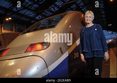 Escludi. Simone Herault posa a la Gare de Lyon, Francia le 29 Novembre 2011. Simone Herault est la voix qui informazioni depuis 30 ans sur les départs et les arrivées de tous les Trains dans toutes les gares de France. Foto Christophe Guibbaud/ABACAPRESS.COM Foto Stock