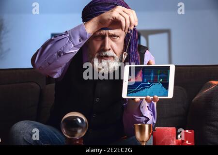 Cassiere di fortuna maschile con computer tablet a casa Foto Stock