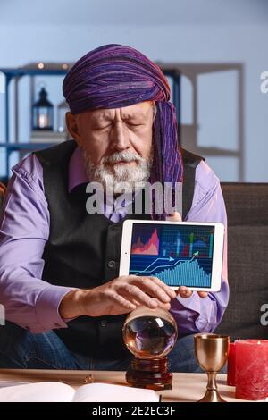 Cassiere di fortuna maschile con computer tablet a casa Foto Stock