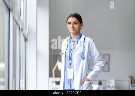 Ritratto di medico donna in clinica Foto Stock