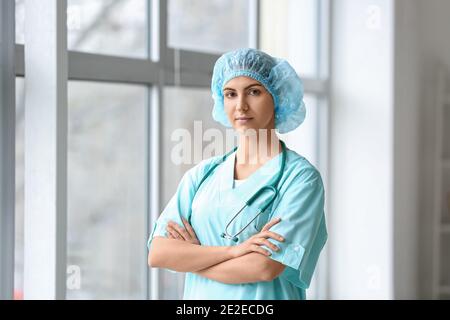 Ritratto di medico donna in clinica Foto Stock