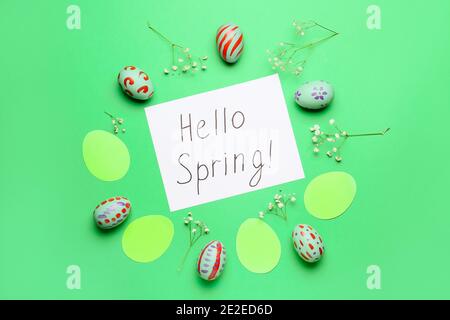 Pasqua composizione con testo CIAO PRIMAVERA su sfondo a colori Foto Stock