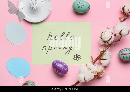 Pasqua composizione con testo CIAO PRIMAVERA su sfondo a colori Foto Stock