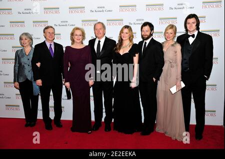 (Sinistra in alto a destra) Maeve Kinkaid III, Harry Streep, Meryl Streep, Don Gummer, Grace Gummer, Henry Gummer, Mamie Gummer, E ben Walker Davis arriva per la cena ufficiale dell'artista che onora i destinatari dei 2011 successi del Kennedy Center ospitati dal Segretario di Stato degli Stati Uniti Hillary Rodham Clinton al Dipartimento di Stato degli Stati Uniti a Washington, D.C. il 3 dicembre 2011. I 2011 honorees sono l'attrice Meryl Streep, il cantante Neil Diamond, l'attrice Barbara Cook, il musicista Yo-Yo ma e il musicista Sonny Rollins. Foto di Ron Sachs/CNP/ABACAPRESS.COM Foto Stock