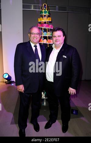 Pierre Herme (r) pone accanto al suo 'albero' con il professor David Khayat, prima della vendita all'asta di stilisti di moda alberi di Natale, organizzato a beneficio dell'associazione 'A.EV.Ca' (Association pour la vie - Espoir contre le Cancer) per la ricerca contro il cancro dal professor David Khayat presso l' 'Hotel Salomon de Rothschild', Il 01 dicembre 2011 a Parigi, Francia. Didascalia locale Pierre Herme, David Khayat Foto di Edouard Bernaux/ABACAPRESS.COM Foto Stock