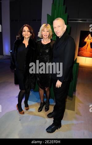 Jean-Paul Gaultier si pone accanto al suo 'albero' con Nathalie Rykiel (l) e Marie-Christiane Marek, prima della vendita all'asta di stilisti alberi di Natale, organizzato a beneficio di 'A.V.E.C' (Association pour la vie - Espoir contre le Cancer) associazione per la ricerca contro il cancro del professor David Khayat presso l' Hotel Salomon de Rothschild, il 01 dicembre 2011 a Parigi, Francia. Didascalia locale Jean-Paul Gaultier, Nathalie Rykiel, Marie-Christiane Marek Foto di Edouard Bernaux/ABACAPRESS.COM Foto Stock