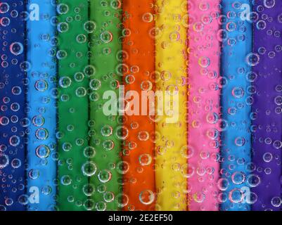 Matite colorate accatastate e fanno un arcobaleno colorato. Foto Stock